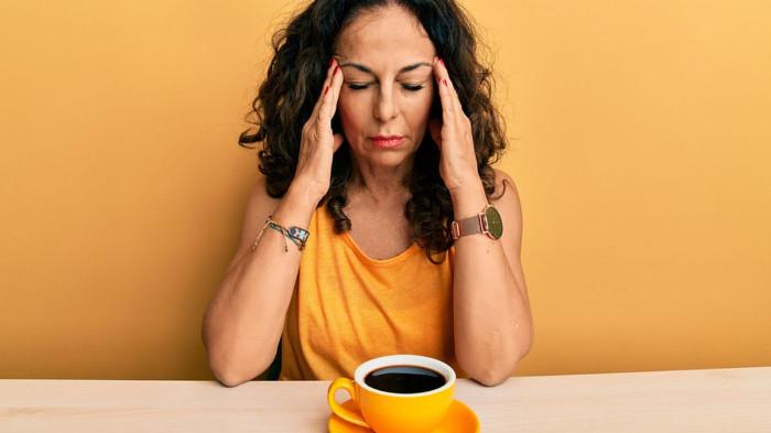 Ilustrasi Seseorang sedang Bimbang Ketika Ingin Mengonsumsi Kopi. (Kompas.com)