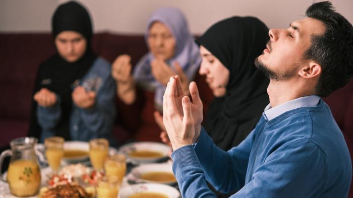 Ilustrasi Seseorang sedang Memanjatkan Doa Kepada Yang Maha Kuasa. (Charity Meals)