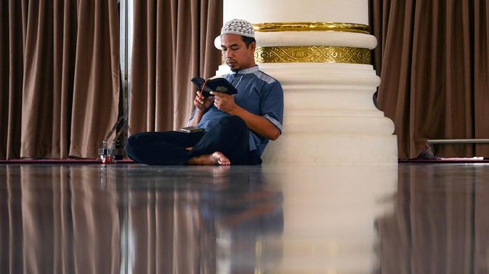 Ilustrasi Seseorang sedang Membaca Al-Qur'an. (Kompas.com)