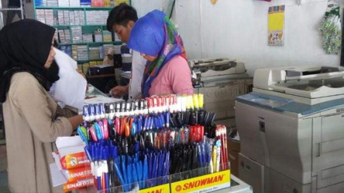 Ilustrasi Seseorang sedang Membutuhkan Jasa atau Layanan Fotokopi. (Mesin Fotocopy)