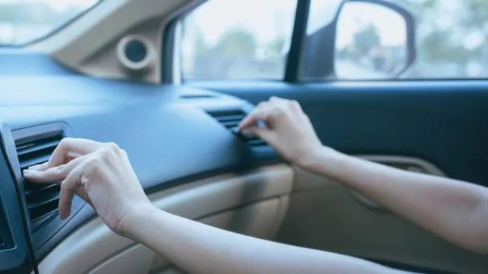 Ilustrasi Seseorang sedang Mengecek Kondisi AC Mobil. (USA Today)