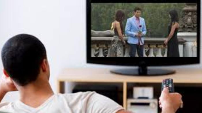Ilustrasi Seseorang sedang Menonton Film di Televisi. (Tekno Kompas)