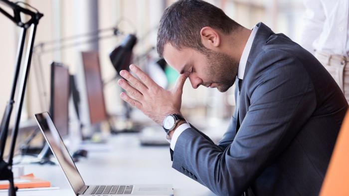 Ilustrasi Seseorang yang Tampak Lelah Menghadapi Pekerjaannya. (Kompas Health)