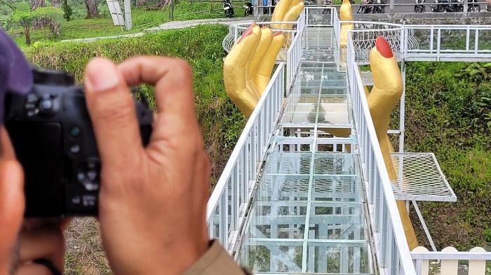 Ilustrasi Tukang Foto sedang Memotret Objek Pariwisata. (Regional Kompas)