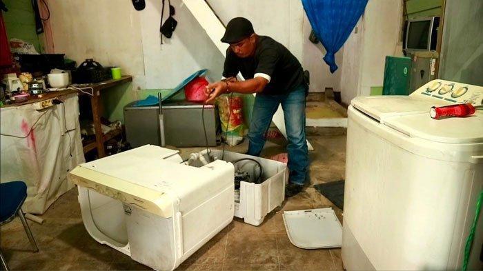 Ilustrasi Tukang Servis Elektronik sedang Mempebaiki Mesin Cuci yang Rusak. (Tribunnews.com)