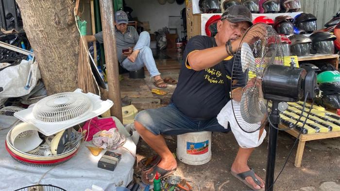 Ilustrasi Tukang Servis Elektronik sedang Memperbaiki Kipas Angin. (Regional Kompas)