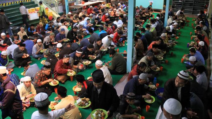 Ilustrasi Umat Islam sedang Melaksanakan Buka Bersama. (Kompas.com)