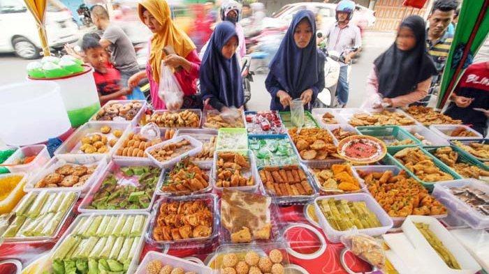 Ilustrasi Warga sedang Membeli Takjil untuk Berbuka Puasa. (Tribunnews.com)