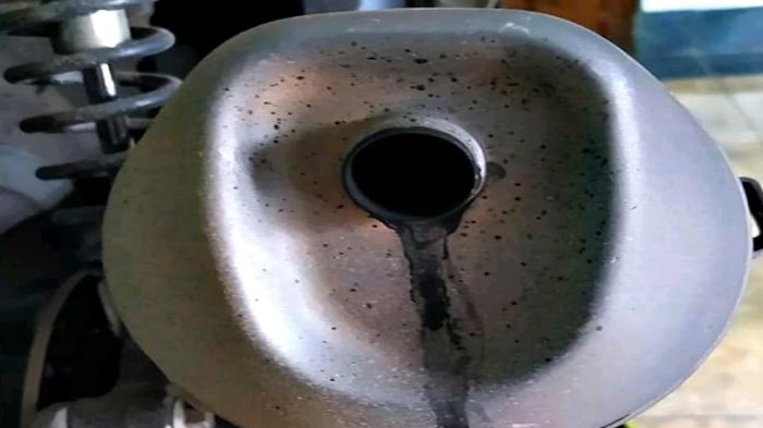 Kenali 4 Penyebab Oli Keluar dari Lubang Knalpot Motor