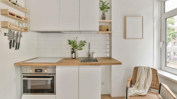 Kitchen set minimalis dengan warna netral | foto wirestock