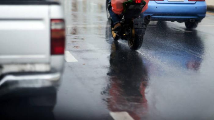 Kurangi Kecepatan Saat di Jalan Licin