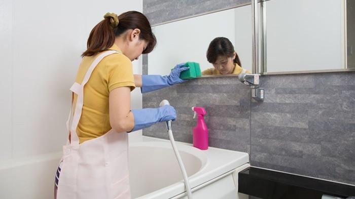 Membersihkan kamar mandi (Kompas.com) 