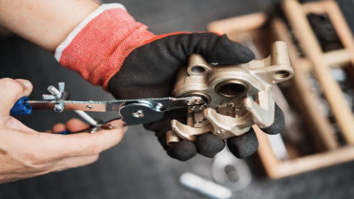 Memeriksa Kondisi Piston Kaliper