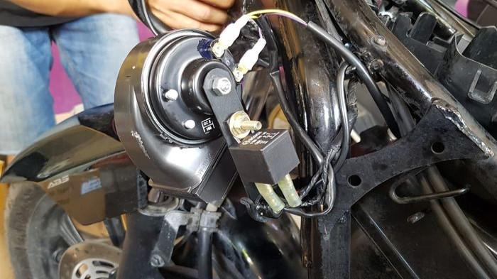 Periksa dan Kencangkan Kabel Klakson