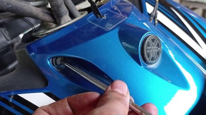 Rapatkan Bagian Bodi Motor yang Longgar
