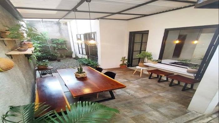 Ruang Makan dengan Bangku Panjang yang Praktis