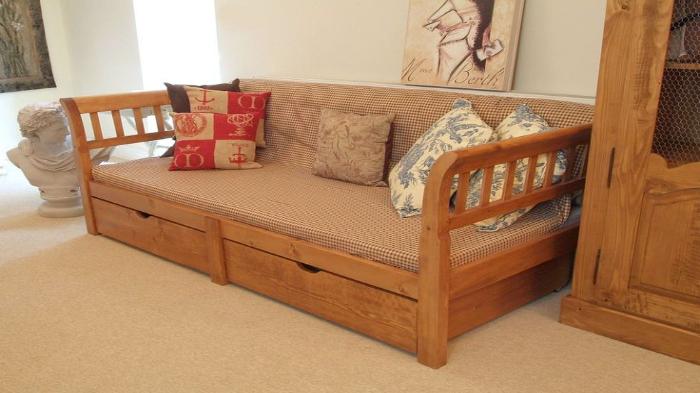 Tempat Penyimpanan di Sofa