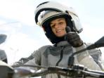 10 Tips Berkendara Motor yang Aman dan Modis untuk Wanita Aktif
