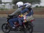 7 Tips Berkendara Motor yang Nyaman dan Aman Bersama Keluarga