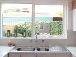 Biar Tidak Salah Pilih! Ini 4 Tips Memilih Jendela Dapur yang Tepat