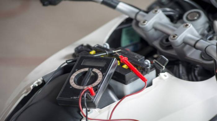 Cek Tegangan Aki dengan Multimeter