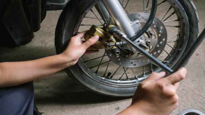 Ganti Komponen yang Aus dengan Suku Cadang Asli