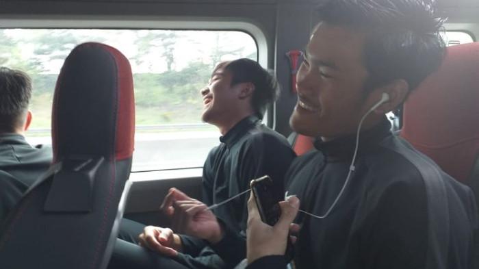 Ilustrasi Berinteraksi Positif Sesama Penumpang. (Kompas.com)