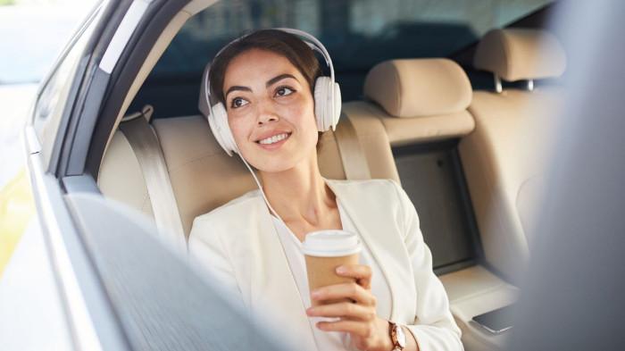 Ilustrasi Mendengarkan Musik di Dalam Mobil. (Travel Kompas)