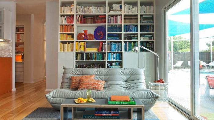 Ilustrasi Perpustakaan Mini pada Ruang Tamu. (Sohnne)