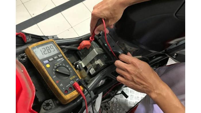 Ilustrasi Servis Aki Motor. (Kompas Otomotif)
