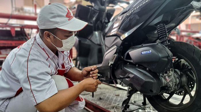 Ilustrasi Servis Motor oleh Mekanik Profesional. (Gridoto.com)