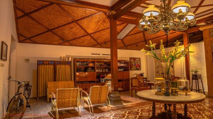 Joglo Minimalis dengan Sentuhan Kayu Alami