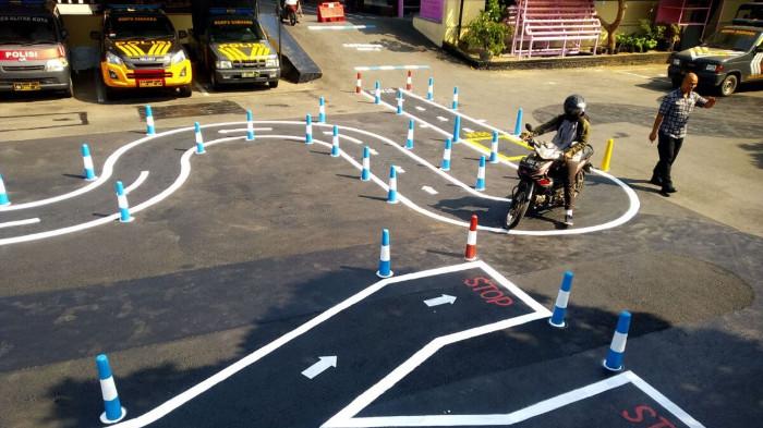 Lintasan Ujian SIM C yang Dianggap Tidak Merepresentasikan Kondisi Lalu Lintas Sesungguhnya. (Foto : Kompas.com)