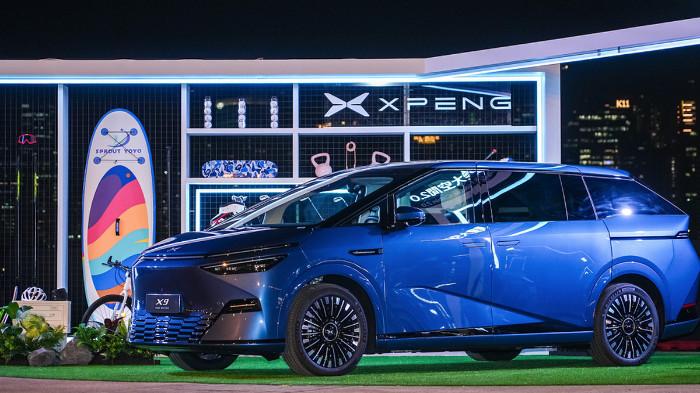 Peluncuran Resmi XPeng X9 dalam acara Xpeng's Global Brand Night, yang berlangsung di Hong Kong, pada Selasa (15/4/2025). (Foto : Kompas Otomotif)