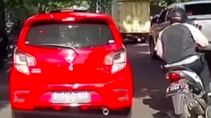 Pengendara Motor sedang Bermanuver Melewati Mobil. (Foto : Kompas.com)