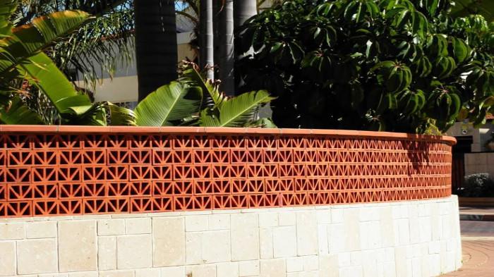 Roster Tanah Liat Tradisional