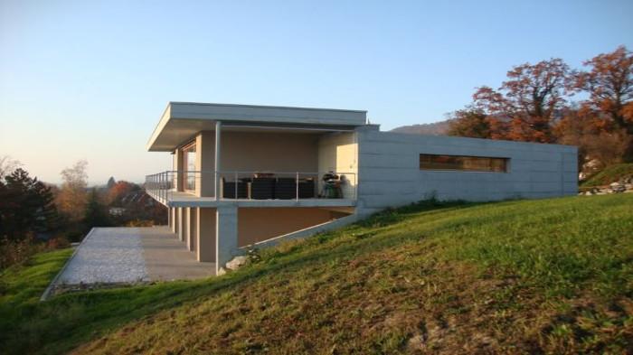 Rumah dengan Balkon dan Teras Bertingkat