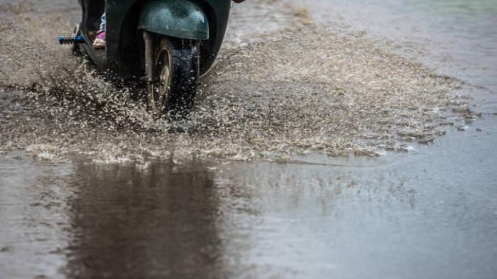 Waspadai Jenis Permukaan Jalan yang Ekstra Licin