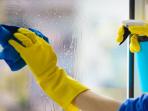 6 Langkah Mudah Bersihkan Kaca Jendela Pakai Bahan Murah Meriah