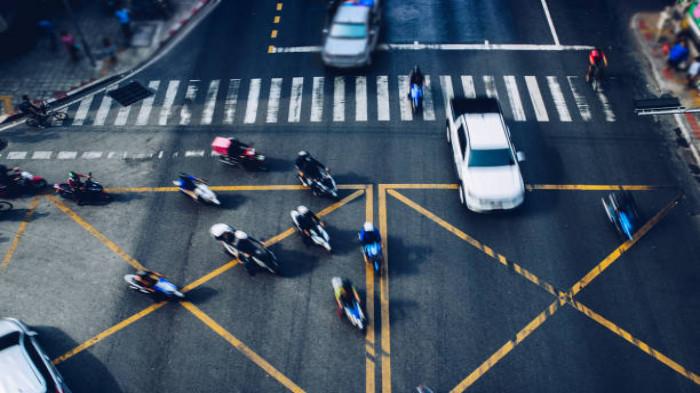 7 Tips Aman Berkendara Motor Melewati Simpang Tiga atau Pertigaan