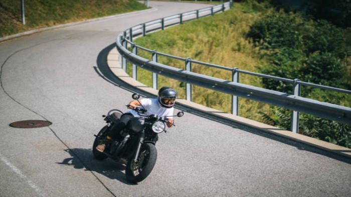 7 Trik Aman Berkendara Motor di Jalan Cor Beton yang Berbeda dari Aspal