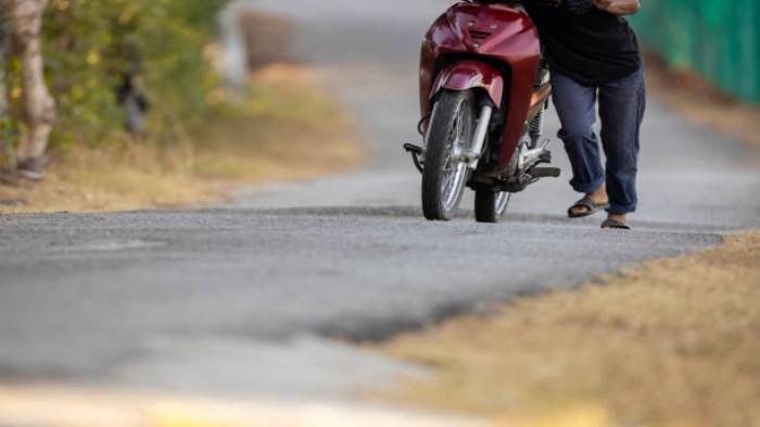 8 Tips Aman Berkendara Motor Agar Tidak Kehabisan Bensin di Tengah Perjalanan