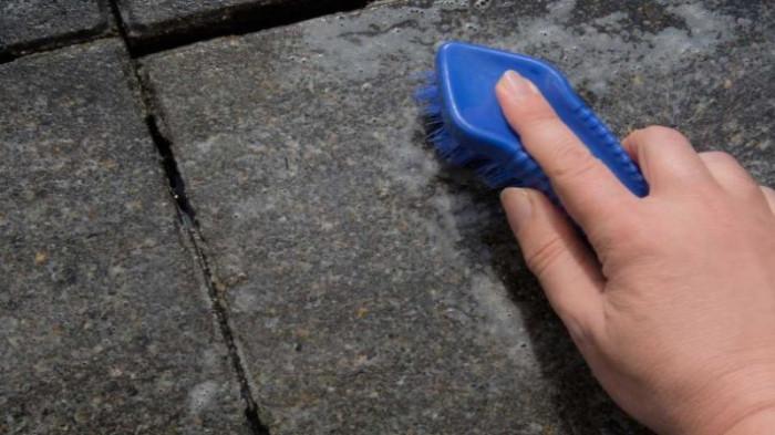 Bersihkan Permukaan Batu Secara Rutin