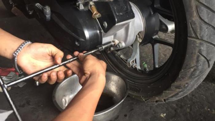 Cari dan Buka Baut Pembuangan Oli Gardan