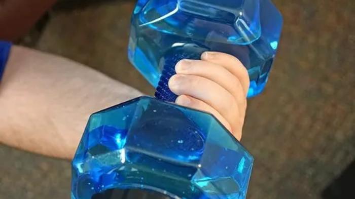 Dumbbell yang Terbuat dari Botol Bekas. (Foto : IndiaMART)