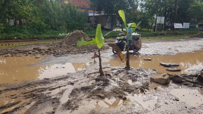 Genangan Air bisa Menjadi Penyebab Jalanan menjadi Rusak. (Foto : Kompasiana.com)