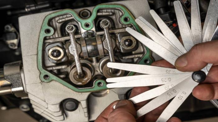 Gunakan Feeler Gauge untuk Mengukur Celah secara Akurat