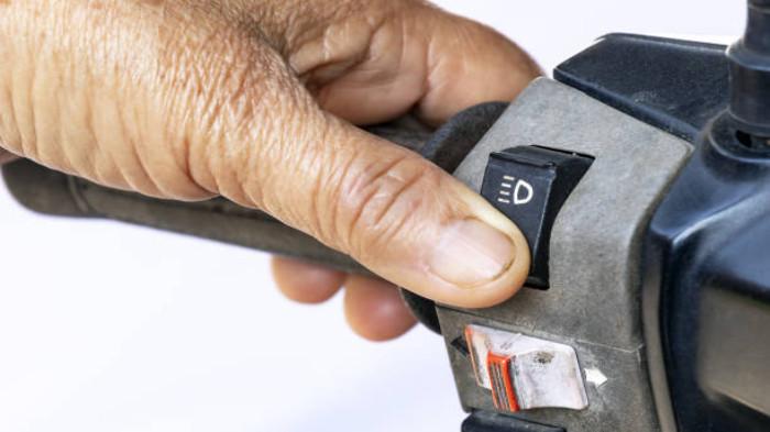 Hindari Tekanan Berlebihan saat Mengoperasikan Saklar