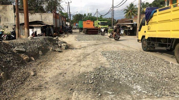 Jalan yang Rusak karena Sering Dilewati oleh Truk ODOL. (Foto : Tribunnews.com)
