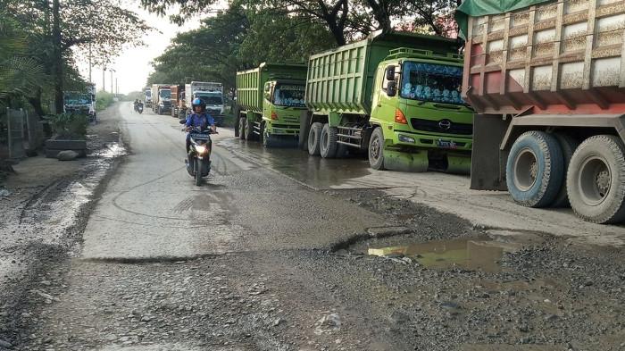 Jalanan yang Rusak karena Salah Satu Penyebabnya yaitu Digunakan Lalu Lalang oleh Truk ODOL. (Foto : Kompas.com)